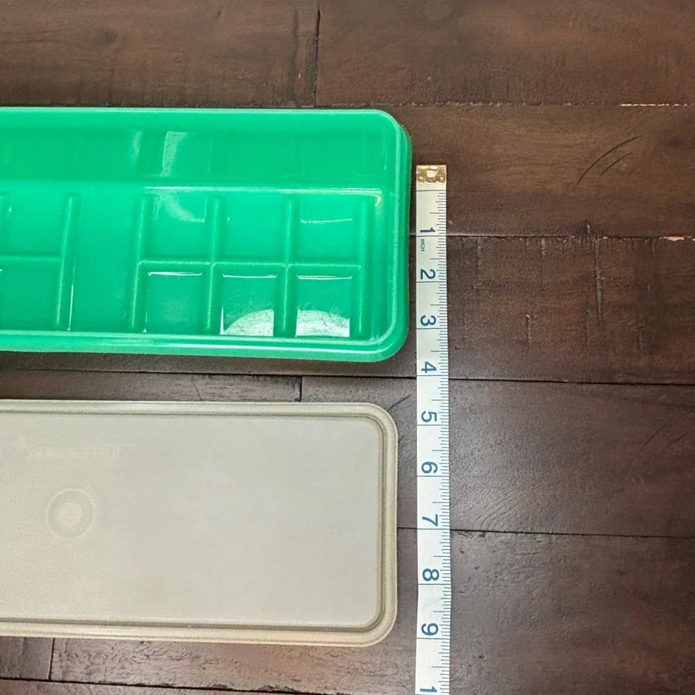 Tupperware Celery‎ Keeper Vintage Jadeite Green with lid that seals - no insert
